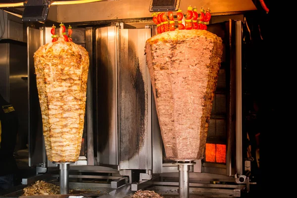 Geleneksel Türk yemeği Doner Kebap. Tükürük kebap kebabı shawarma