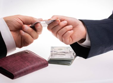 İş adamı Amerikan doları banknot parası veriyor ve alıyor.