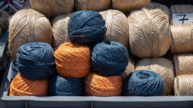 Yuvarlama dizileri ya da renkli iplik makaraları