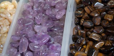 Çeşitli renklerde doğal çeşitli mineral taşları.