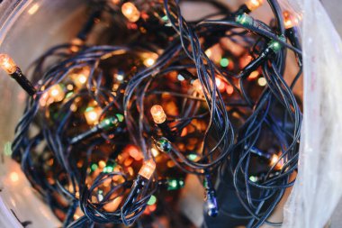 Renkli Noel ışıkları ve parti ışıkları