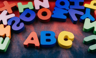 ABC harfleri kumaş üzerine ahşap parçalar