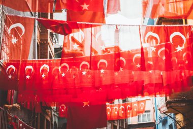 Türk ulusal bayrağı açık havada iple sallanıyor