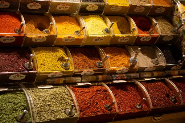 Oosterse Kleurrijke Specerijen Een Traditionele Turkse Spice Bazaar — Stockfoto