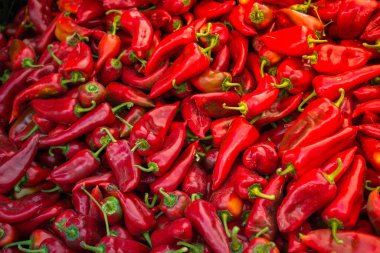 Yiyecek olarak bir sürü kırmızı biber bulundu.