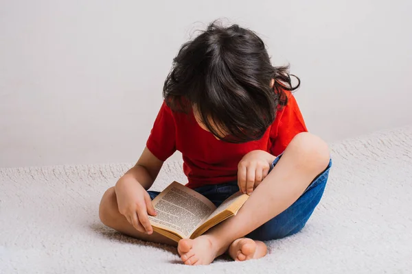 Маленький Хлопчик Книгою Руці Освіта Вивчає Концепцію — стокове фото
