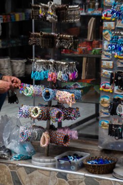 Boncuklu çok renkli bilezikler.