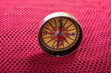 Seyahat kavramı olarak manyetik pusula aracı