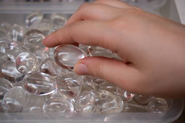 Berrak Beyaz Kaya Kristali Taş Devri Gemtaşları Tökezledi ve parlattı