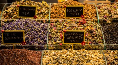 Çayın, şifalı otların, bitkilerin ve kurumuş çiçeklerin olduğu pazar.