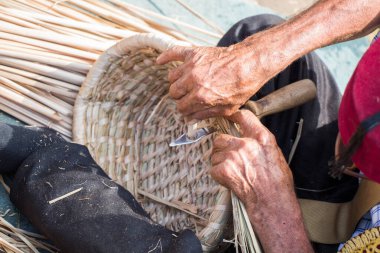Geleneksel el yapımı hasır çöp sepeti..