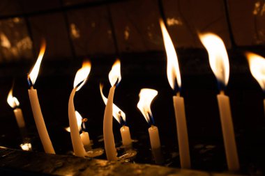 Yanan mum ışığı yansıtıyor.