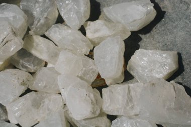 Ay taşı (adüler) doğal mineral kaya numunesi olarak değerli taş