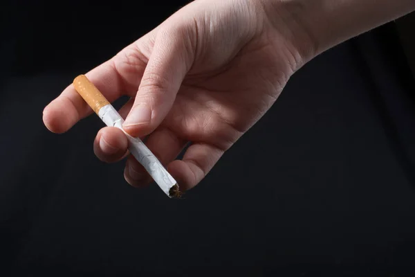 Hand Ger Cigarett Svart Bakgrund — Stockfoto