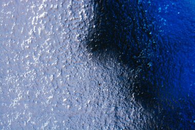 Soyut arkaplan dokusu olarak çeşitli renklere boyanmış duvar yüzeyi