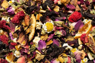 Çayın, şifalı otların, bitkilerin ve kurumuş çiçeklerin olduğu pazar.