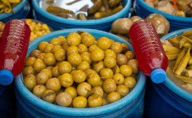 Uzun vadeli depolama için mayalanmış sebze turşusu.