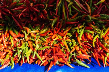 Yiyecek olarak bir sürü kırmızı biber bulundu.