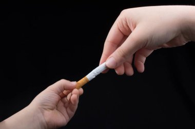 El siyah arka planda sigara dağıtıyor.