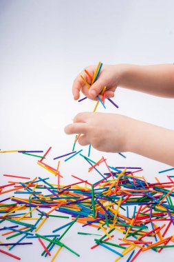 Beyaz arka plana renkli tahta çubukların düşmesine izin ver.