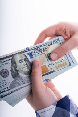 Amerikan doları banknotlarını mali faaliyet olarak tutan eller
