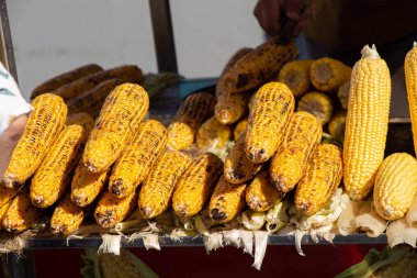 Çekirdeklerin üzerinde ızgara mısır soyulmuş.