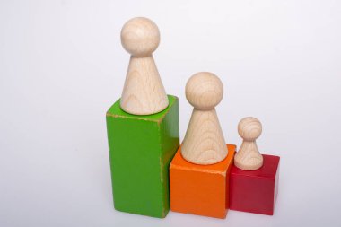 Çocukların bakımını üstlenmek için aile figürleri.