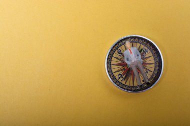 Seyrüsefer kavramları için pusula üzerine yerleştirilmiş küçük bir erkek heykeli