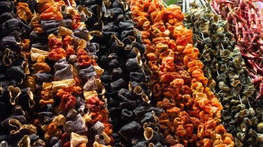 Türk marketinde kurutulmuş patlıcan, biber ve sebze asılı.