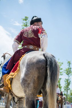 Manzarada geleneksel Türk şapkası takan bir adam