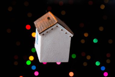 Bokeh ışıklı arka planda küçük bir model ev