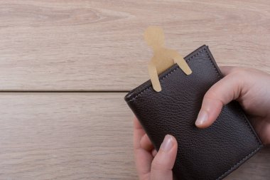 Elinde cüzdanla kağıttan kesilmiş bir adam şekli.