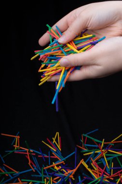 Siyah arka plana renkli tahta çubukların düşmesine izin ver.