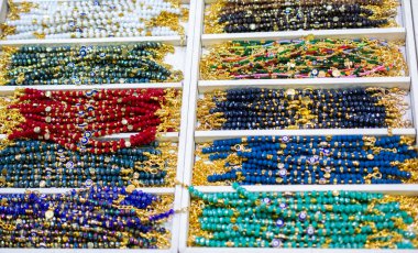 Renkli boncuklardan yapılmış bilezik.