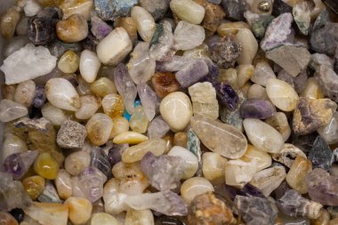 Çeşitli renklerde doğal çeşitli mineral taşları.