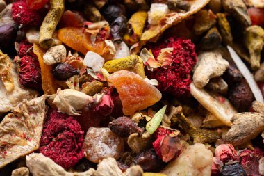 Çayın, şifalı otların, bitkilerin ve kurumuş çiçeklerin olduğu pazar.