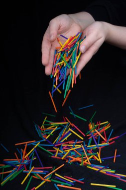 Siyah arka plana renkli tahta çubukların düşmesine izin ver.