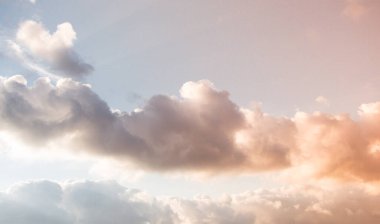 Koyu ve gri bulutlar gökyüzünde