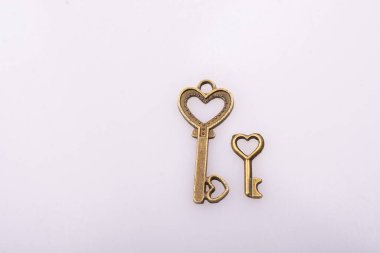 Beyaz arkaplanda kalp şeklinde retro metal tuşlar