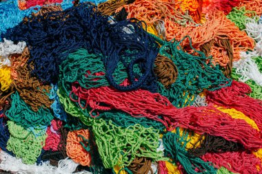 Bir pazar yerinde çeşitli renklerde boş ağ torbaları