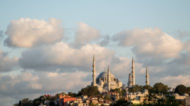 İstanbul 'daki Osmanlı tarzı caminin dış görünüşü