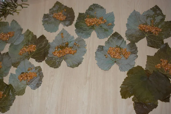 おいしい料理としてトルコ風に詰めブドウの葉を作る — ストック写真
