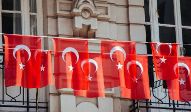 Türk ulusal bayrağı açık havada sokakta bir ipe asılı duruyor