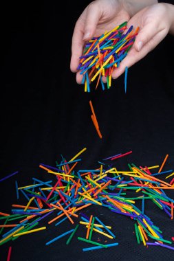 Siyah arka plana renkli tahta çubukların düşmesine izin ver.