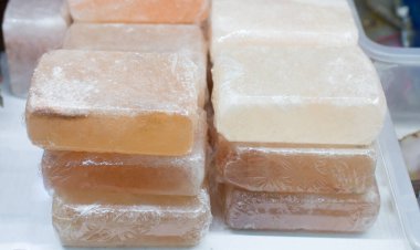 Organik Himalaya mineral tuzu sağlıklı malzemeler pişirmek için kullanılır.