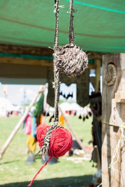 Renkli yün iplikler görünümde