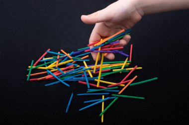 Yaratıcılık için siyah arka planda güzel renkli tahta çubuklar