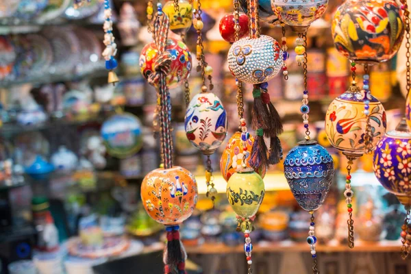 Bunte Türkische Keramikkugeln Als Souvenirs Auf Dem Wochenmarkt — Stockfoto