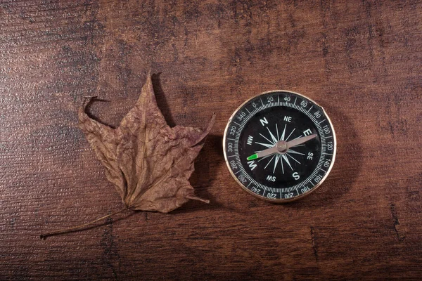 Brújula Negra Como Instrumento Junto Una Hoja Seca Sobre Textura — Foto de Stock