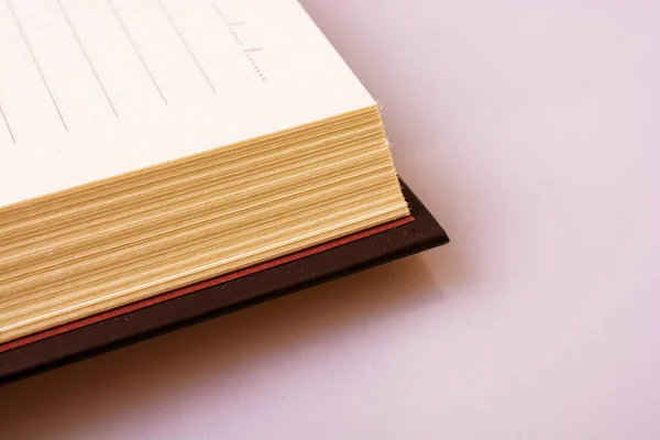 ビュー内の白い色の背景に白いノートブック — ストック写真